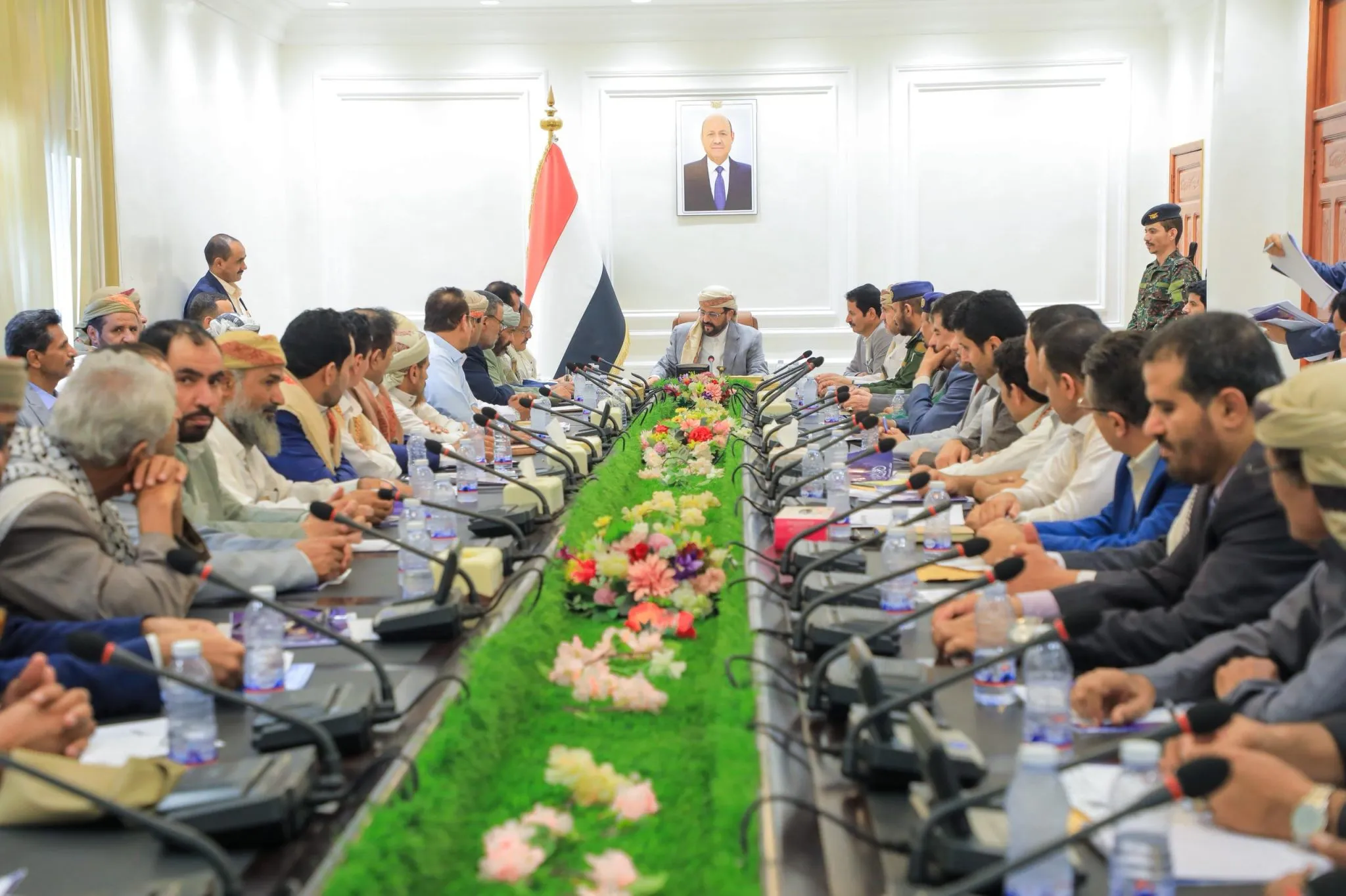 العرادة يوجه برفع كفاءة الأداء الحكومي وتعزيز الخدمات لمواكبة احتياجات المواطنين والنازحين في مأرب