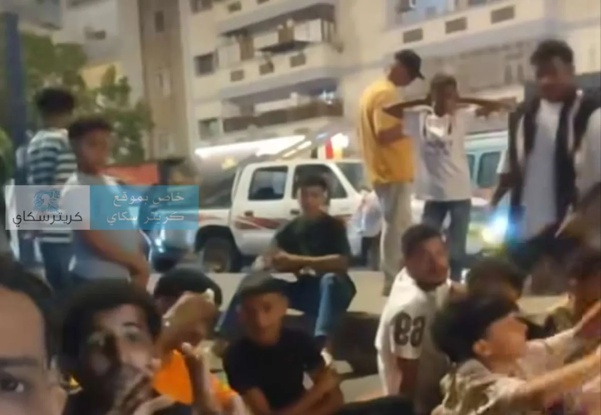 عاجل/ لليوم الثاني.. محتجون يفترشون الشارع الرئيسي بالمعلا تنديدا بانقطاع الكهرباء