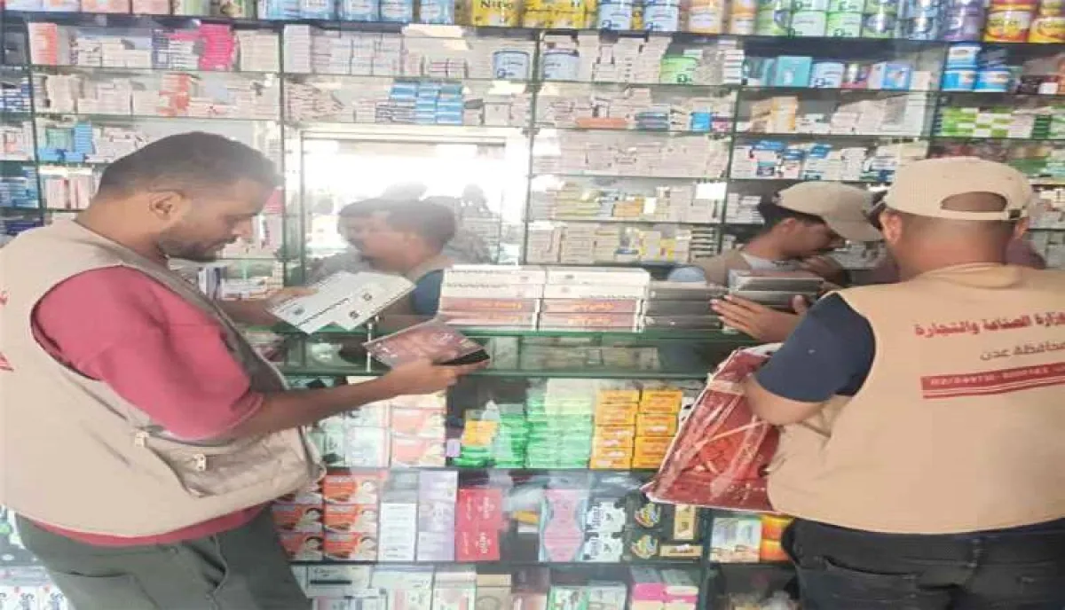حملات رقابية في صيرة لضبط أسعار الأدوية والأسواق وتسجيل مخالفات بحق صيدليات ومحال تجارية