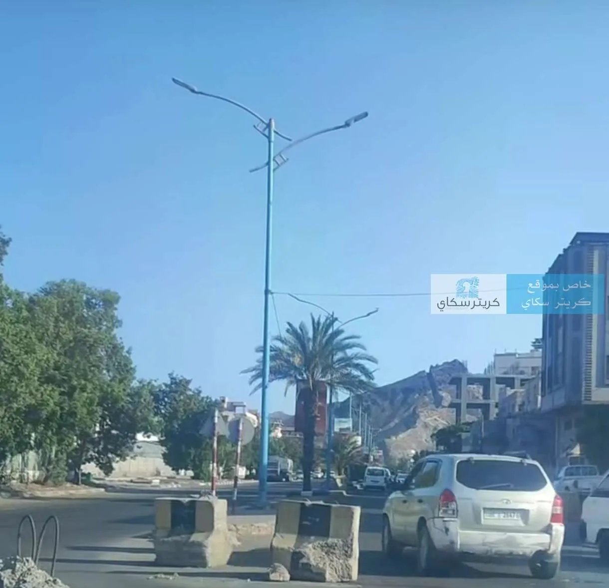خطر يهدد حياة المواطنين في عدن بسبب الحواجز الإسمنتية