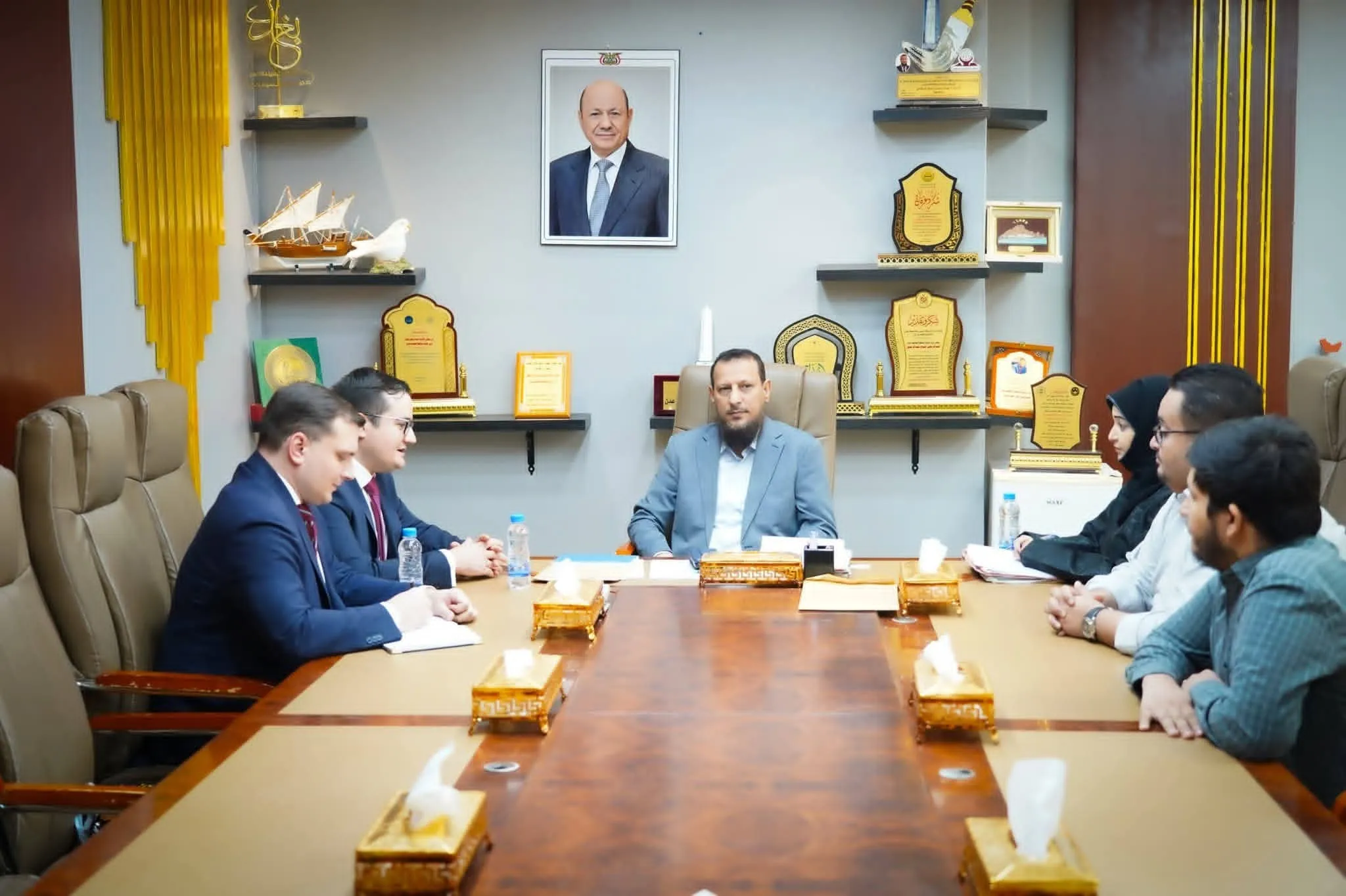 محافظ العاصمة عدن يبحث مع السفير الروسي تعزيز التعاون المشترك