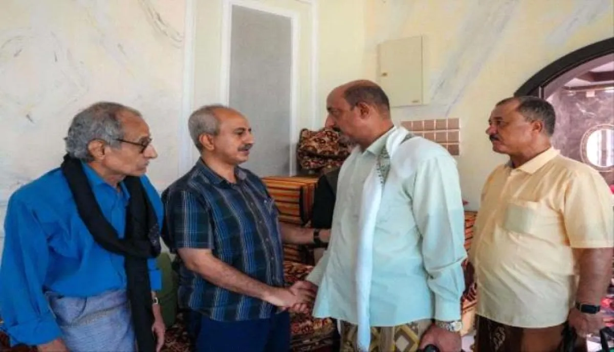 وفد من الجمعية الوطنية يعزي أسرة الأديب والصحفي سعيد عولقي ويشيد بإرثه الثقافي