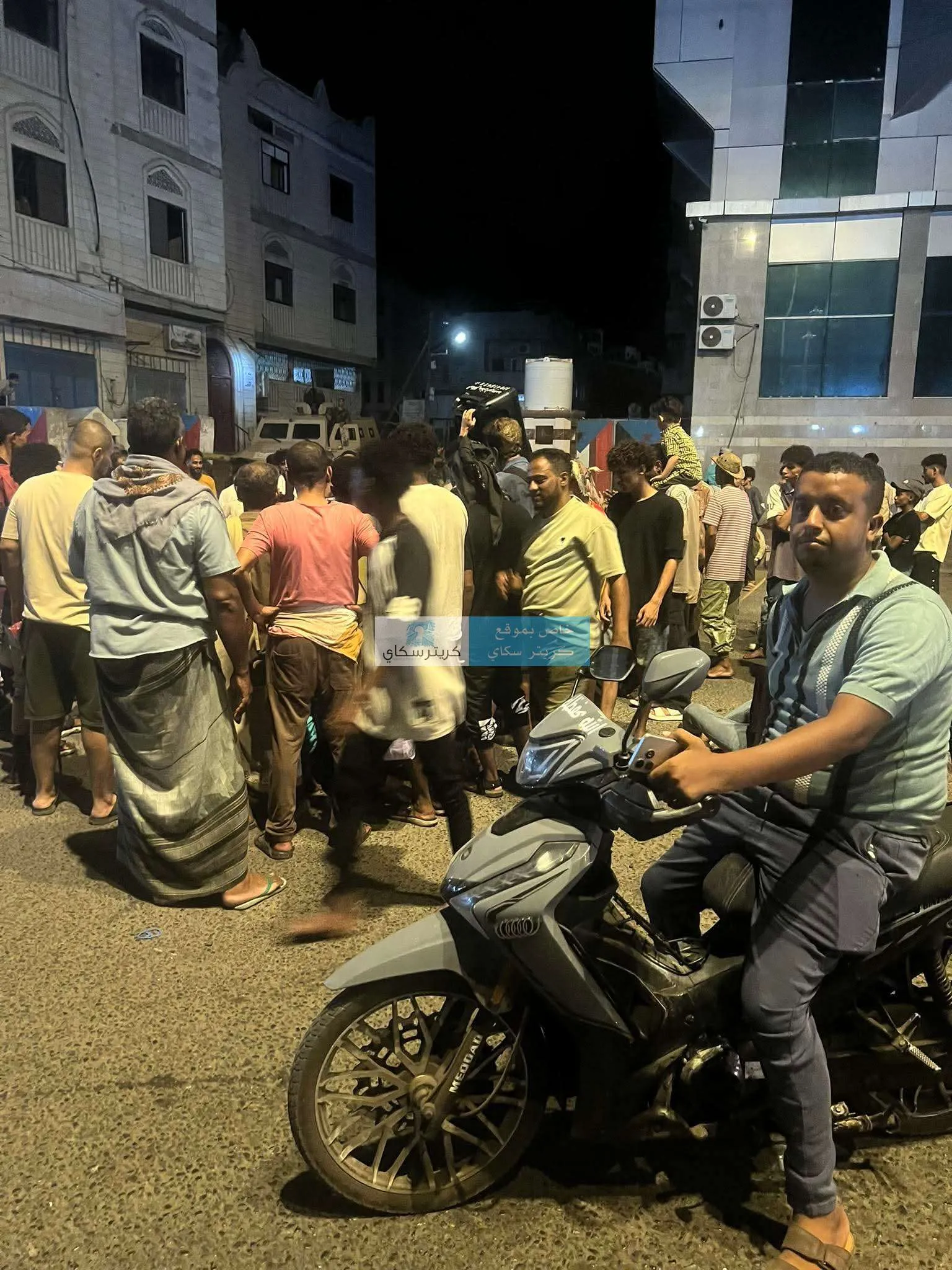 عاجل/ احتجاجات أمام بوابة قصر معاشيق بعدن بسبب تدهور الكهرباء