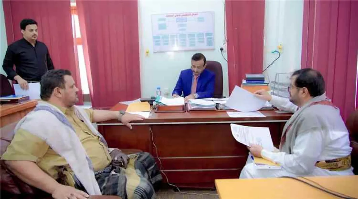 محافظ شبوة يناقش احتياجات عسيلان الخدمية ويؤكد المضي في تنفيذ المشاريع التنموية
