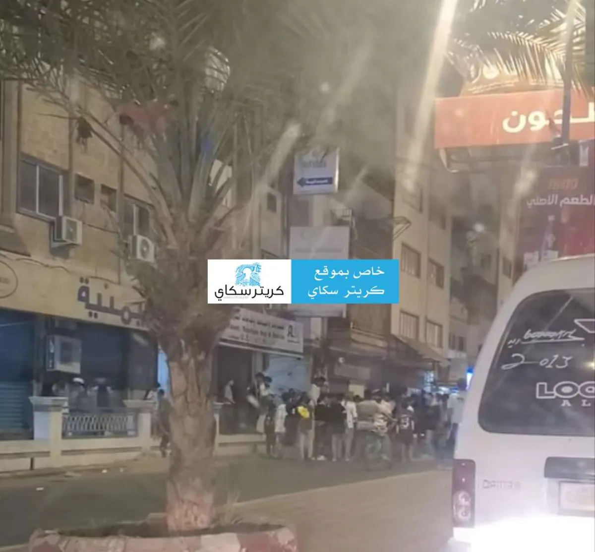 عاجل : محتجون يغلقون الطرقات في المعلا تنديدا بتدهور الكهرباء
