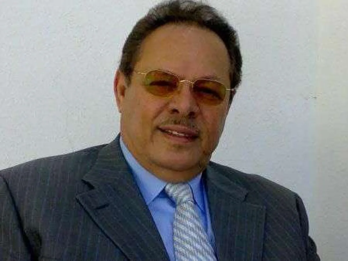 الرئيس علي ناصر محمد يعزي الشاعر محمد ناصر شيخ في وفاة والدته