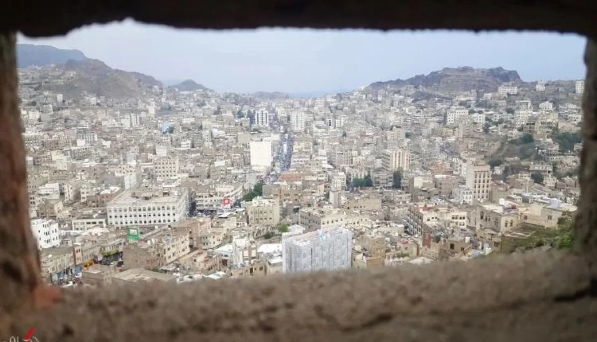 مسؤول محلي يقتحم مركز صحي بتعز ويعنف موظفة أثناء أداء عملها.. ومطالب بمحاسبته