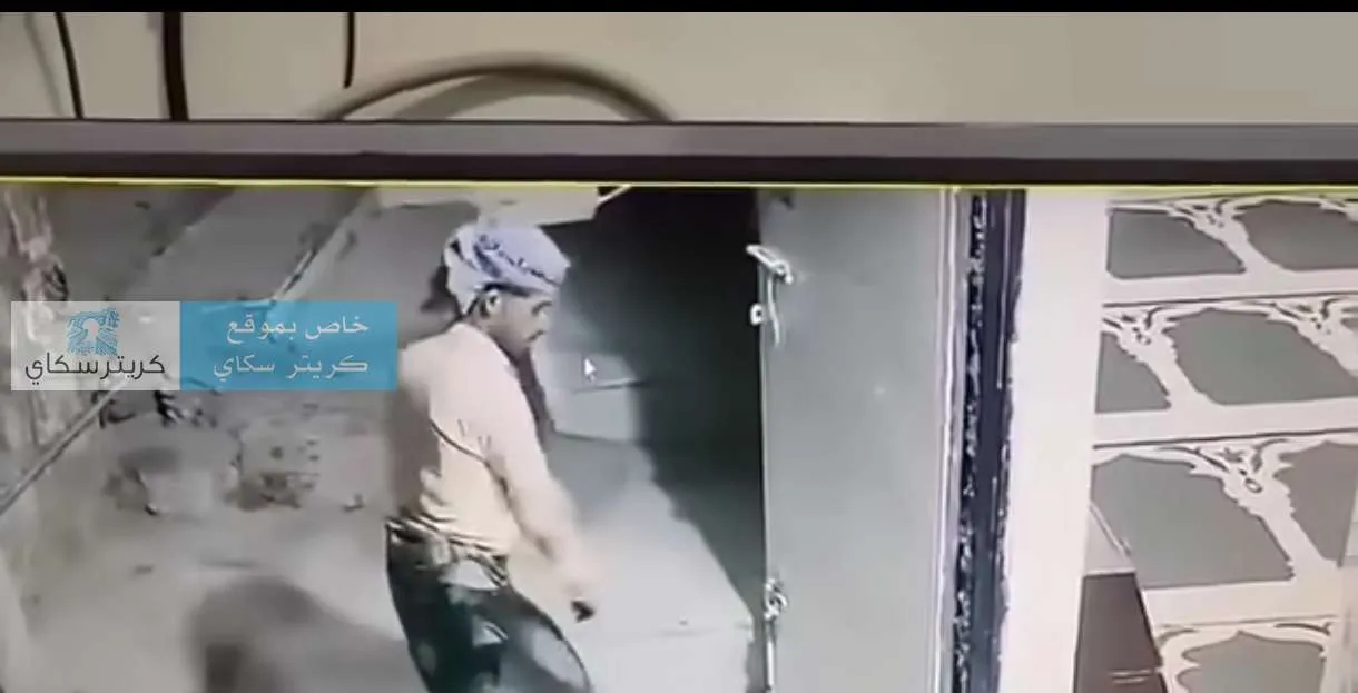 شاب يقوم بسرقة حذاء من باب مسجد(صورة)
