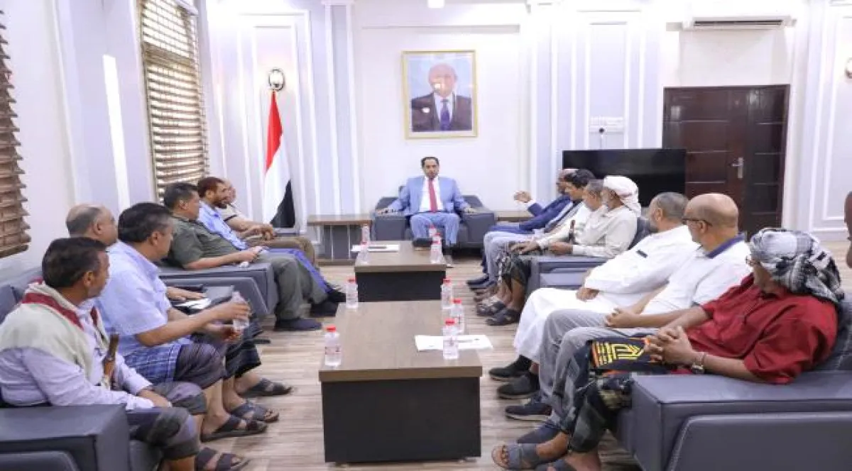 الوزير البكري يلتقي عدد من أعضاء الجمعية العمومية لنادي هلال يافع