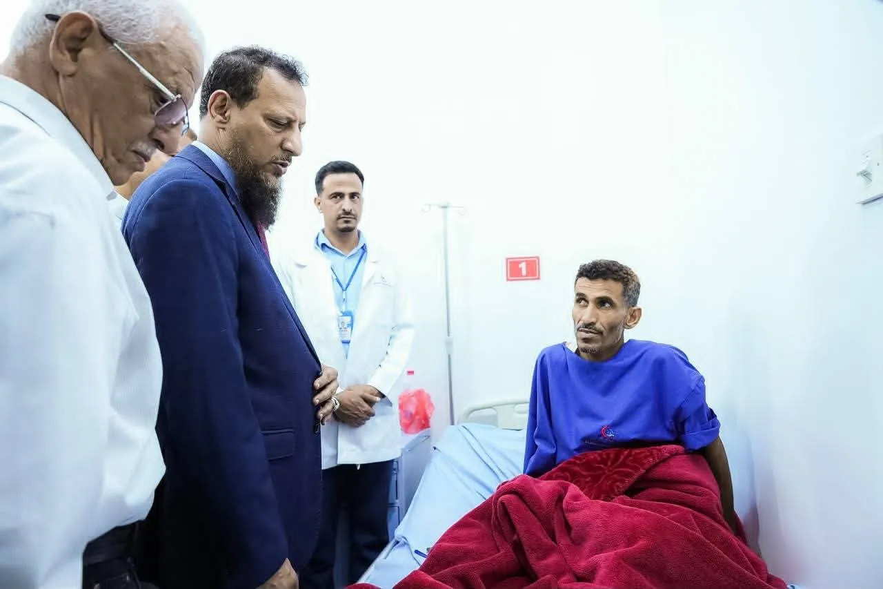 المحافظ عبدالرحمن شيخ يتفقد جرحى انفجار معسكر العمالقة ويشدد على أهمية إيلائهم الرعاية الطبية الكاملة