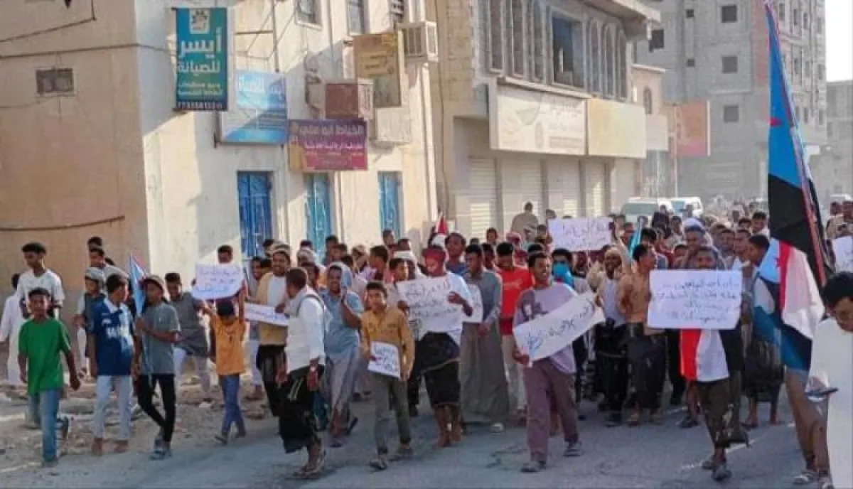 مسيرة شعبية في سيئون تندد بتدهور الخدمات وتطالب بمعالجة أزمة الكهرباء