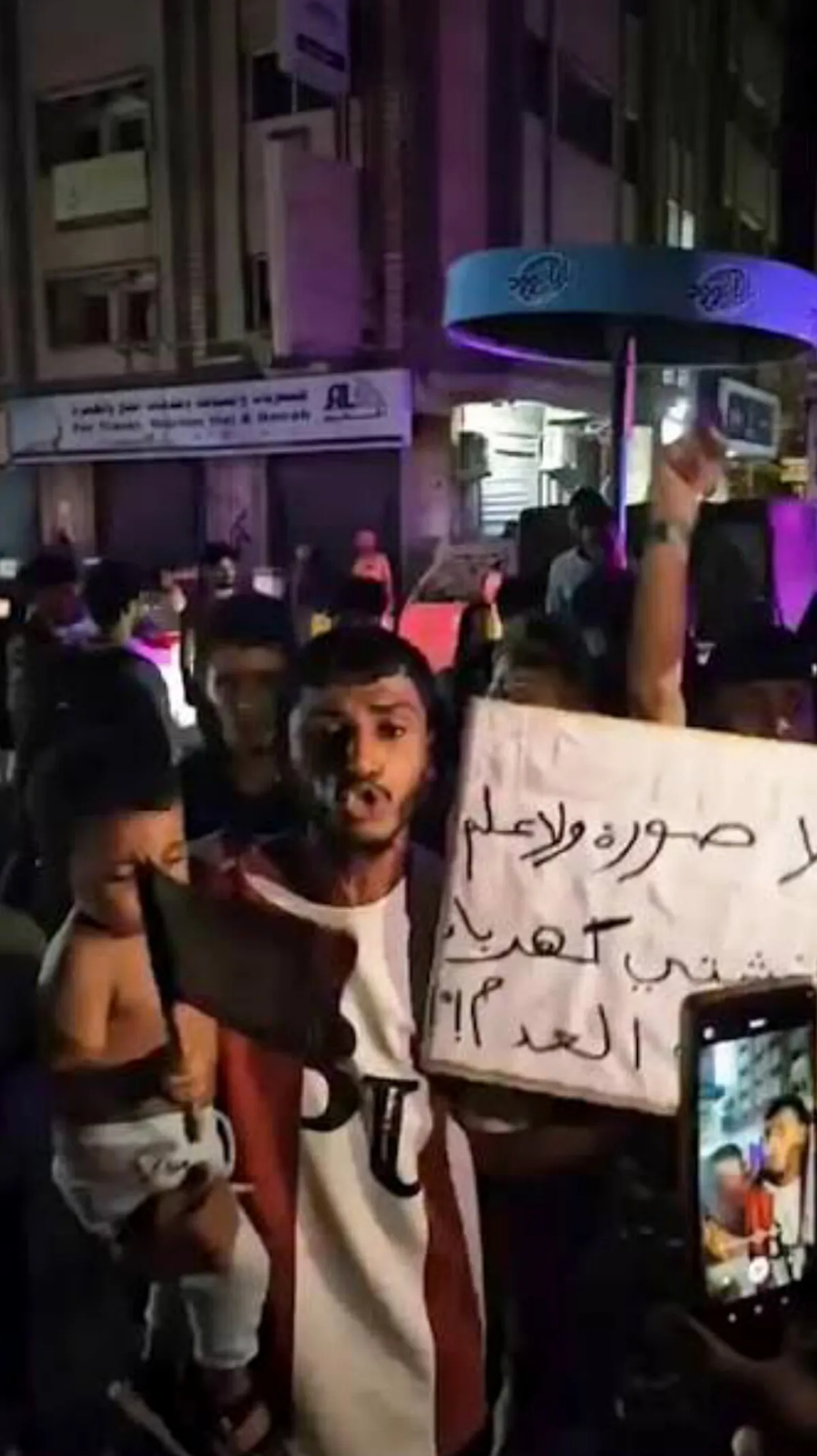 مواطنون في عدن: كفى صراعات سياسية.. نريد خدمات تُنقذ حياتنا