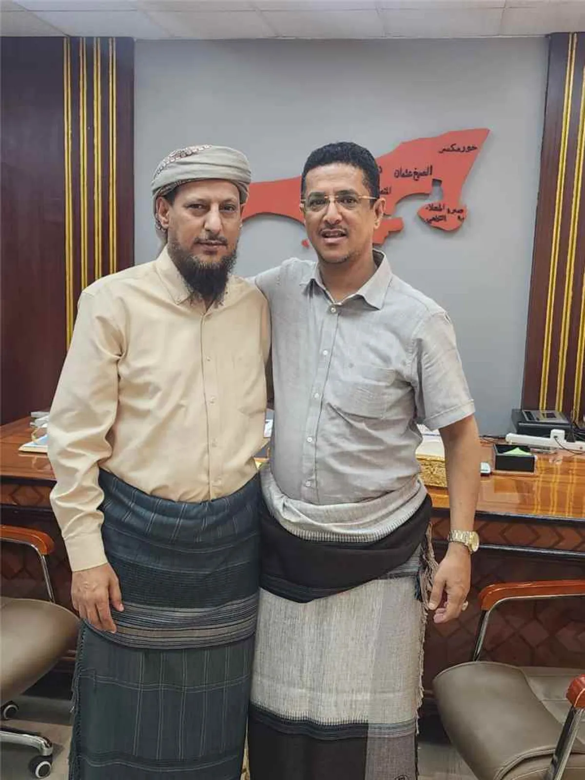 الدكتور منيف الزغلي يطمئن على محافظ عدن عبدالرحمن شيخ بعد أحداث الأمس