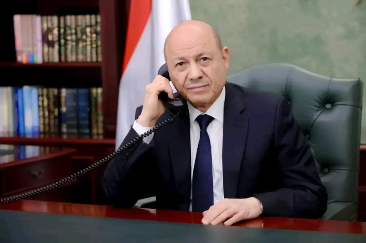 رئيس مجلس القيادة يطلع على مستجدات حادثي إطلاق النار وانفجار مخزن الذخيرة بعدن ويوجه باستكمال التحقيقات