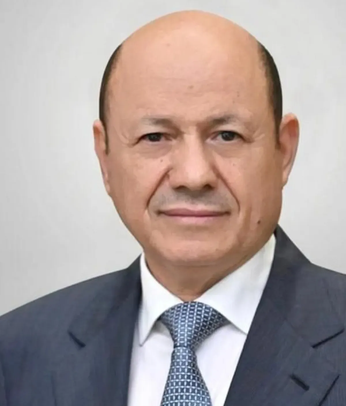 الرئيس العليمي يوجه باستكمال التحقيقات في حادثي إطلاق النار وانفجار مخزن الذخائر بعدن