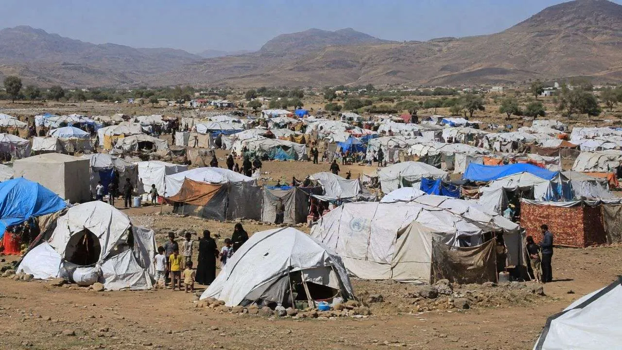 مأساة إنسانية في حجة .. وفاة زوجة نازح بعد أسابيع من رحيل زوجها(صورة مؤلمة)