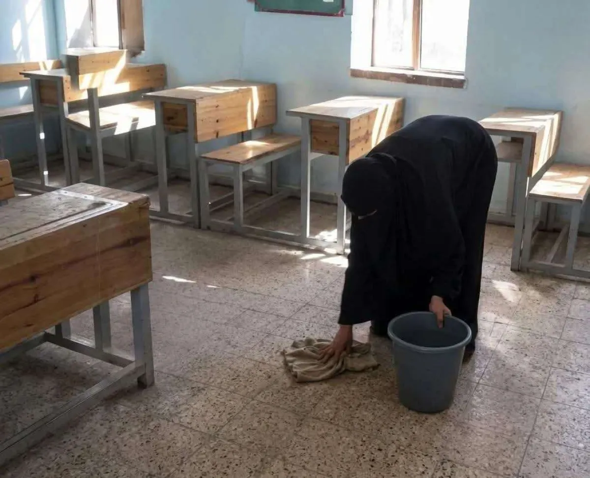 أثارت غضب واسع .. مدرسة في صنعاء تقوم بإجبار أرملة على تنظيف مبناها مقابل هذا الأمر