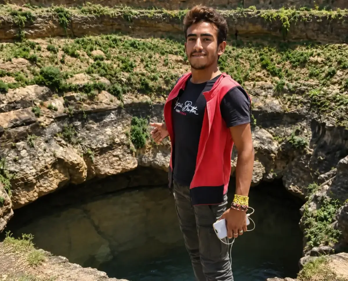 مغامر يمني يلقى حتفه بعد سقوطه داخل فوهة بركان دمت