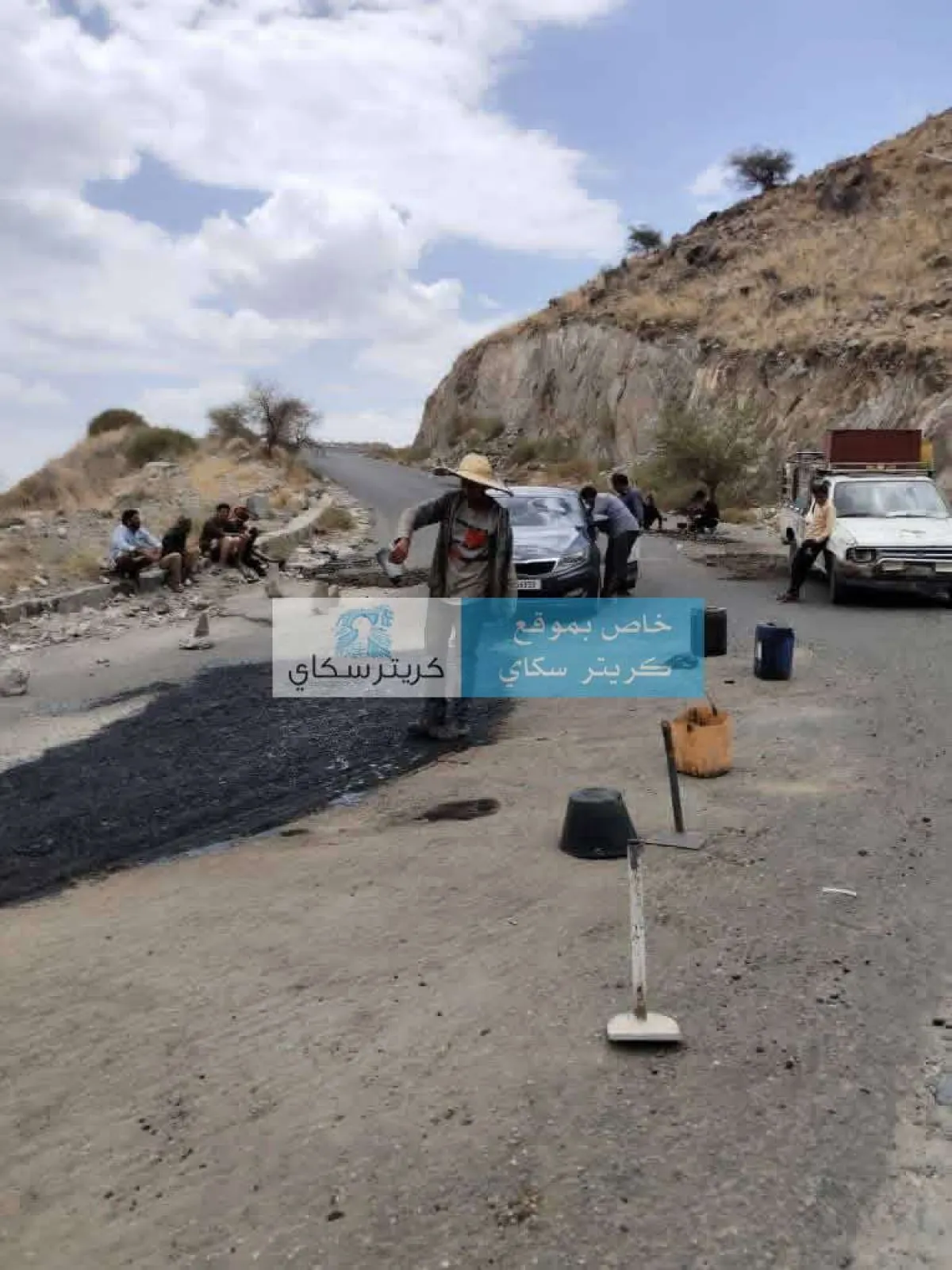 بعد سنوات من الإهمال.. الأهالي يتحركون لإنقاذ طريق حيوي في يافع