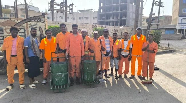 عدن تتألق مجددًا بفضل عمال النظافة ورفع 2000 طن من المخلفات