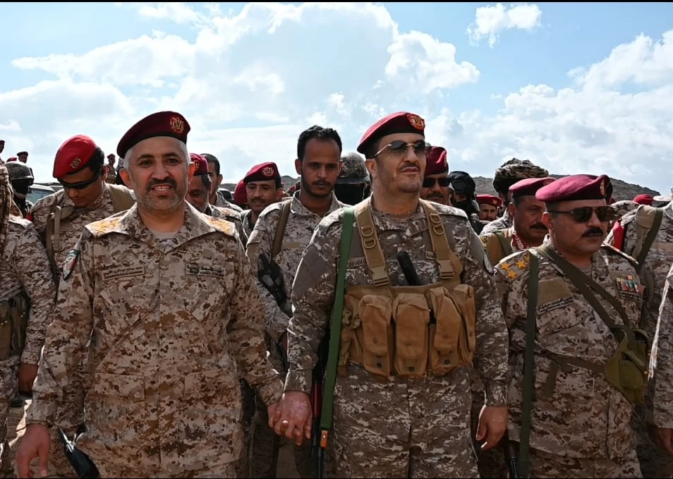 العميد “أبو جبر الغنيمي” يُعايد أبطال محور الرزامات ويتفقد قيادة الفرقة الثانية طوارئ