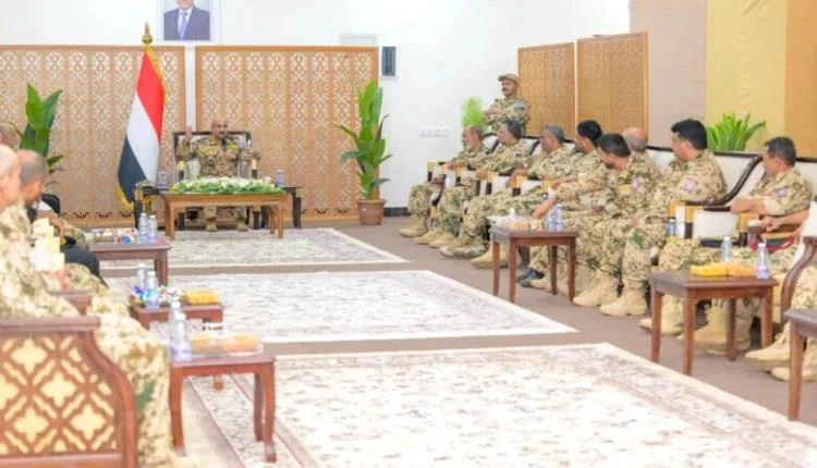 صالح يدفع بتعزيز الجاهزية القتالية في الساحل الغربي ويشدد على أمر عسكري آخر