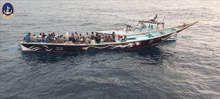 خفر السواحل يضبط قارب تهريب يقل 120 مهاجراً قبالة سواحل خليج عدن