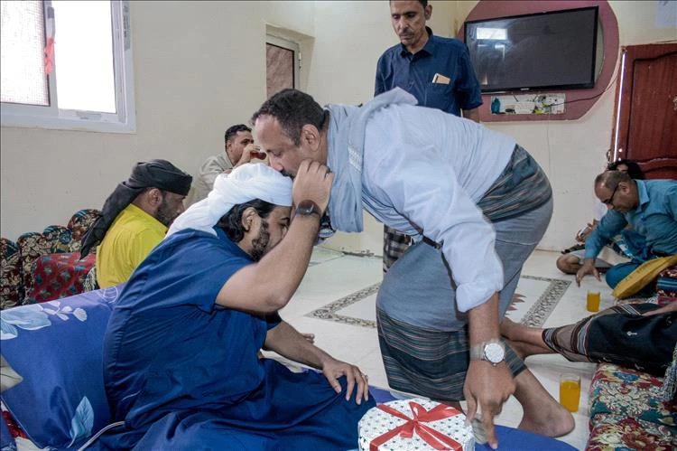 وكيل محافظة عدن النوبة يزور جرحى الحرب المقعدين في منازلهم بمناسبة حلول عيد الفطر المبارك