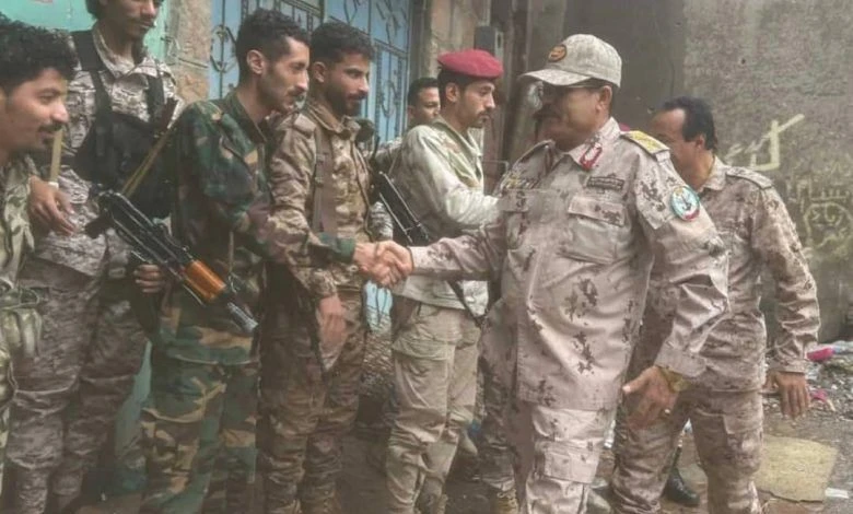 اركان محور تعز يواصل زياراته العيدية للمقاتلين على الخطوط الأمامية