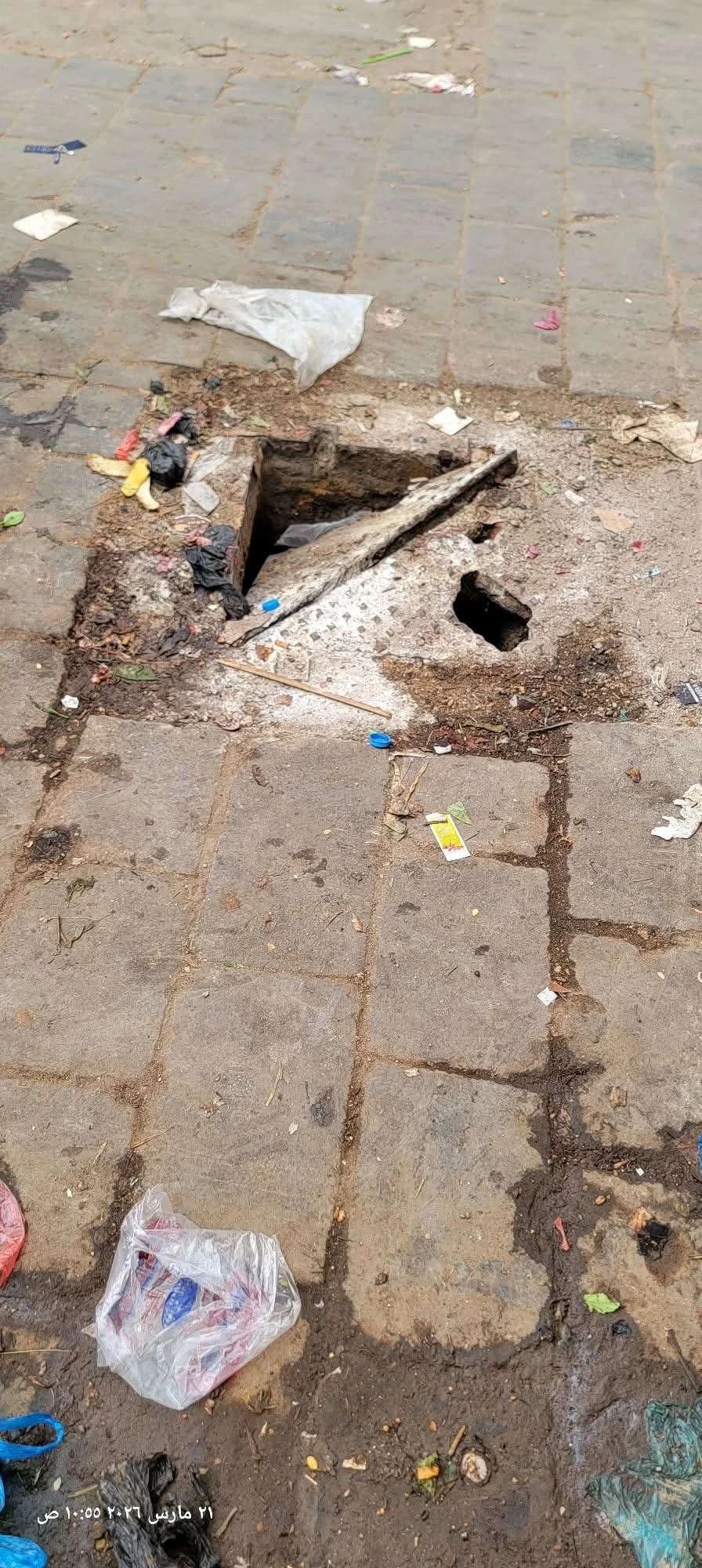 تحذيرات من حفرة مكشوفة في سوق الصيد