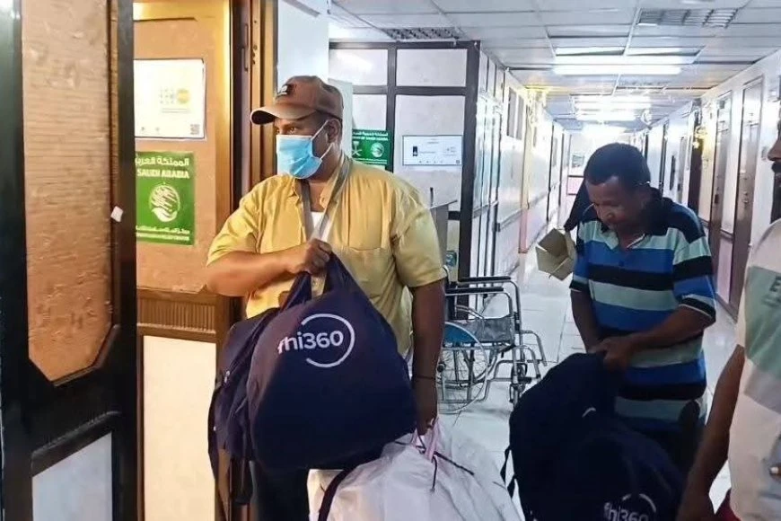 بمناسبة عيد الفطرالمبارك..مدير مستشفى الصداقة يوزع حقائب الأمومة لحديثي الولادة والأمهات