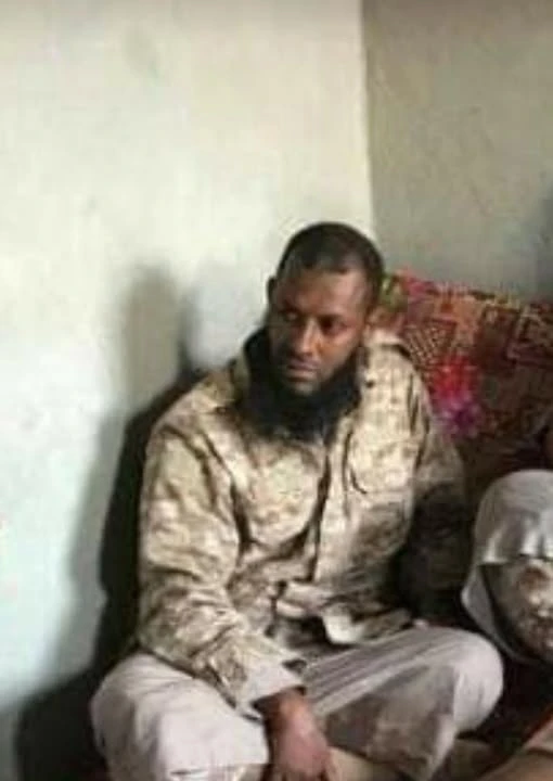 قائد عسكري أشتهر بطهارة اليدين وعندما ترك المنصب أتجه للعبادة و الغريب بما قام به قبل المغادرة مع جنوده ! .. صورة 