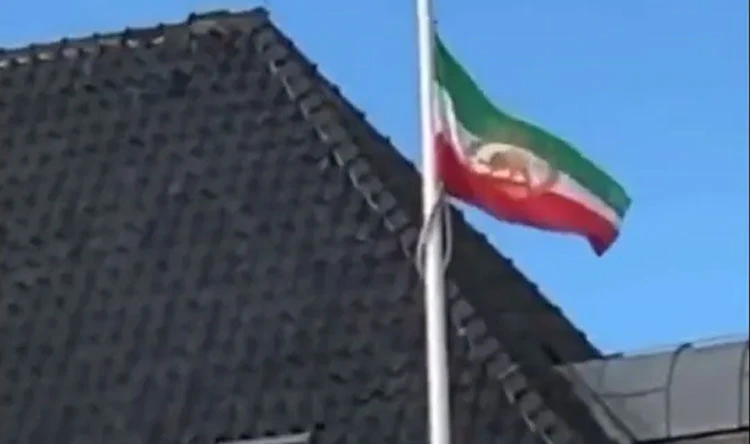 انشقاقات تضرب الدبلوماسية الإيرانية.. و"علم الأسد" يظهر داخل سفارة كوبنهاغن