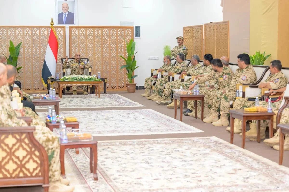 طارق صالح يوجه قيادات محوري الحديدة والبرح بتعزيز الجاهزية الميدانية