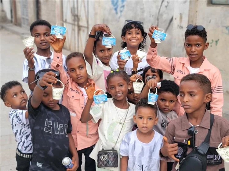 مبادرة "شباب من أجل عدن" توزع عيدية للأطفال في أحياء البريقة