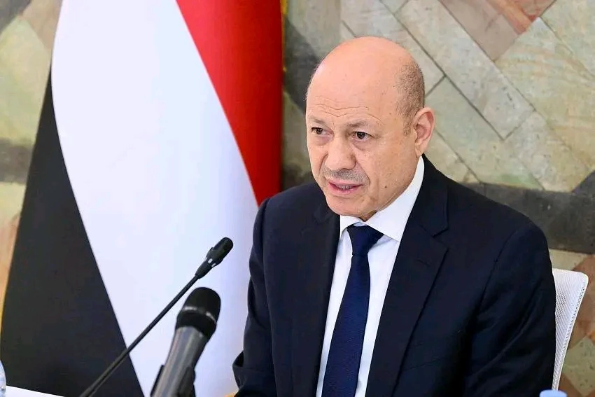 رئيس مجلس القيادة يتعهد بالوفاء لتضحيات القوات المسلحة ورعاية الجرحى وأسر الشهداء