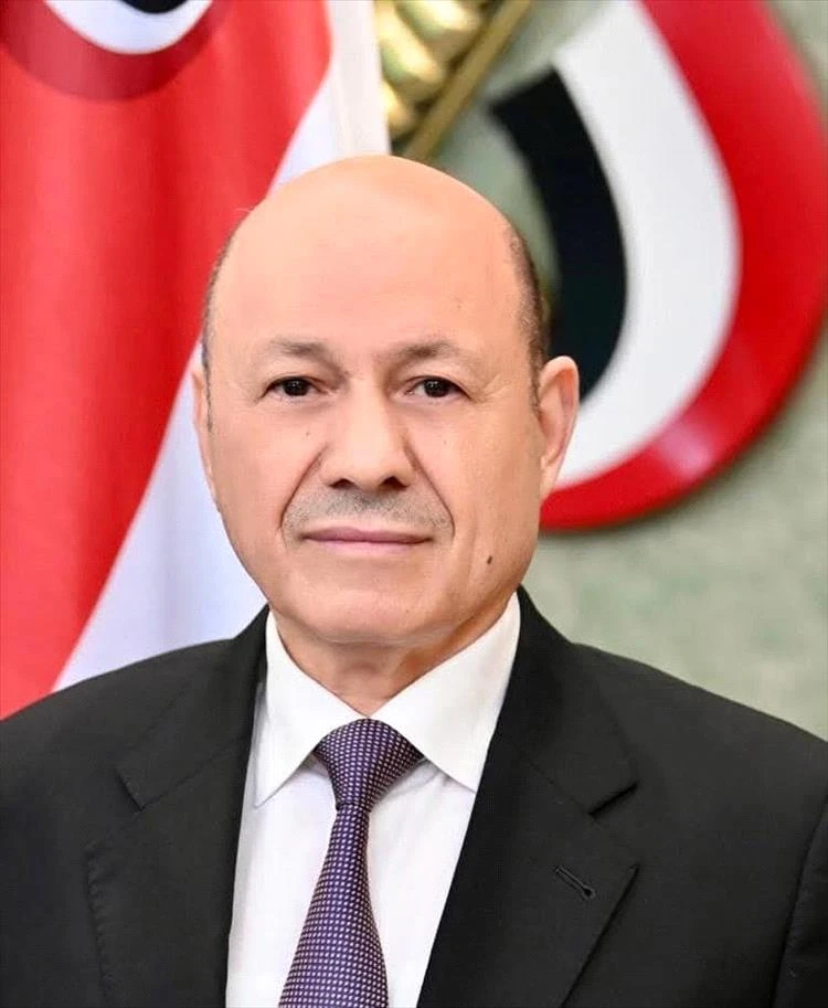 رئيس مجلس القيادة يثمن صمود القوات المسلحة ويؤكد دورها في ردع المشروع الإيراني