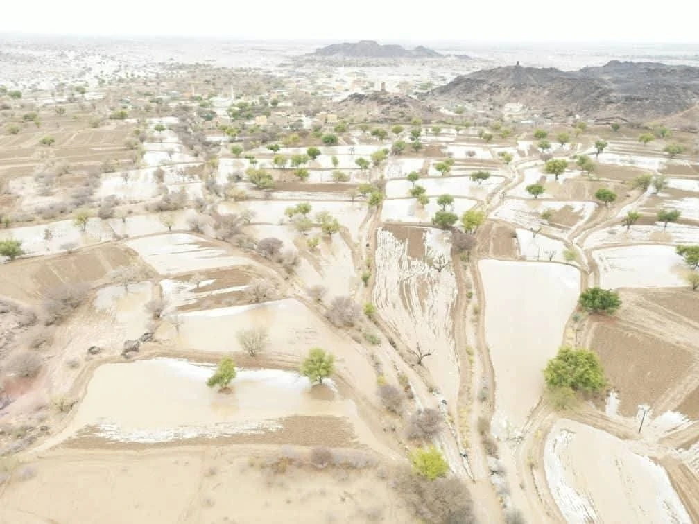 جريان السيول في شبوة بعد هطول أمطار غزيرة 