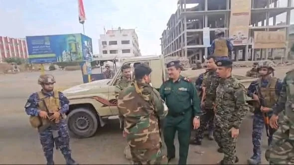 الوزير حيدان يتجول في العاصمة المؤقتة عدن ويصافح رجال الأمن .. صورة