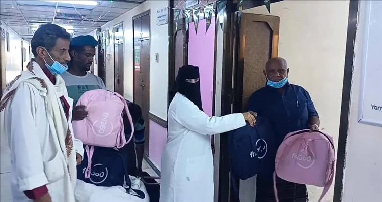 بمناسبة عيد الفطرالمبارك.. مدير مستشفى الصداقة يوزع حقائب الأمومة لحديثي الولادة والأمهات