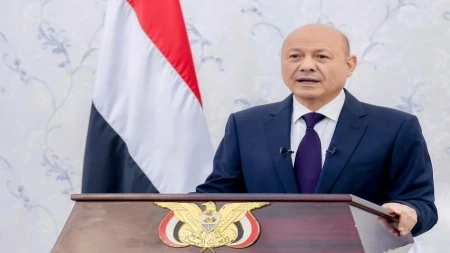 اليمن: العليمي يشيد بجاهزية الجيش في مواجهة الحوثيين ويؤكد محورية الدور السعودي
