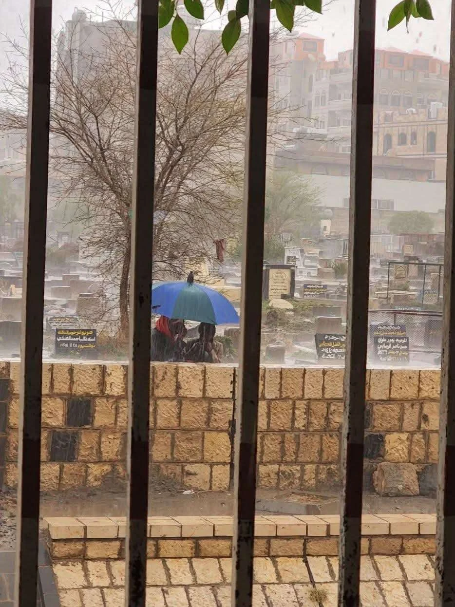 صورة مؤلمة لامراة ونجلها في العيد بصنعاء