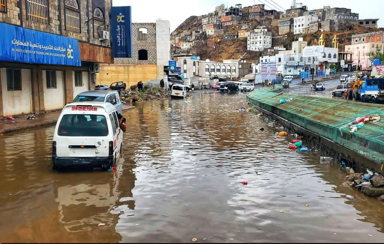 انسداد مجاري السيول يربك حركة السير في شارع وادي القاضي