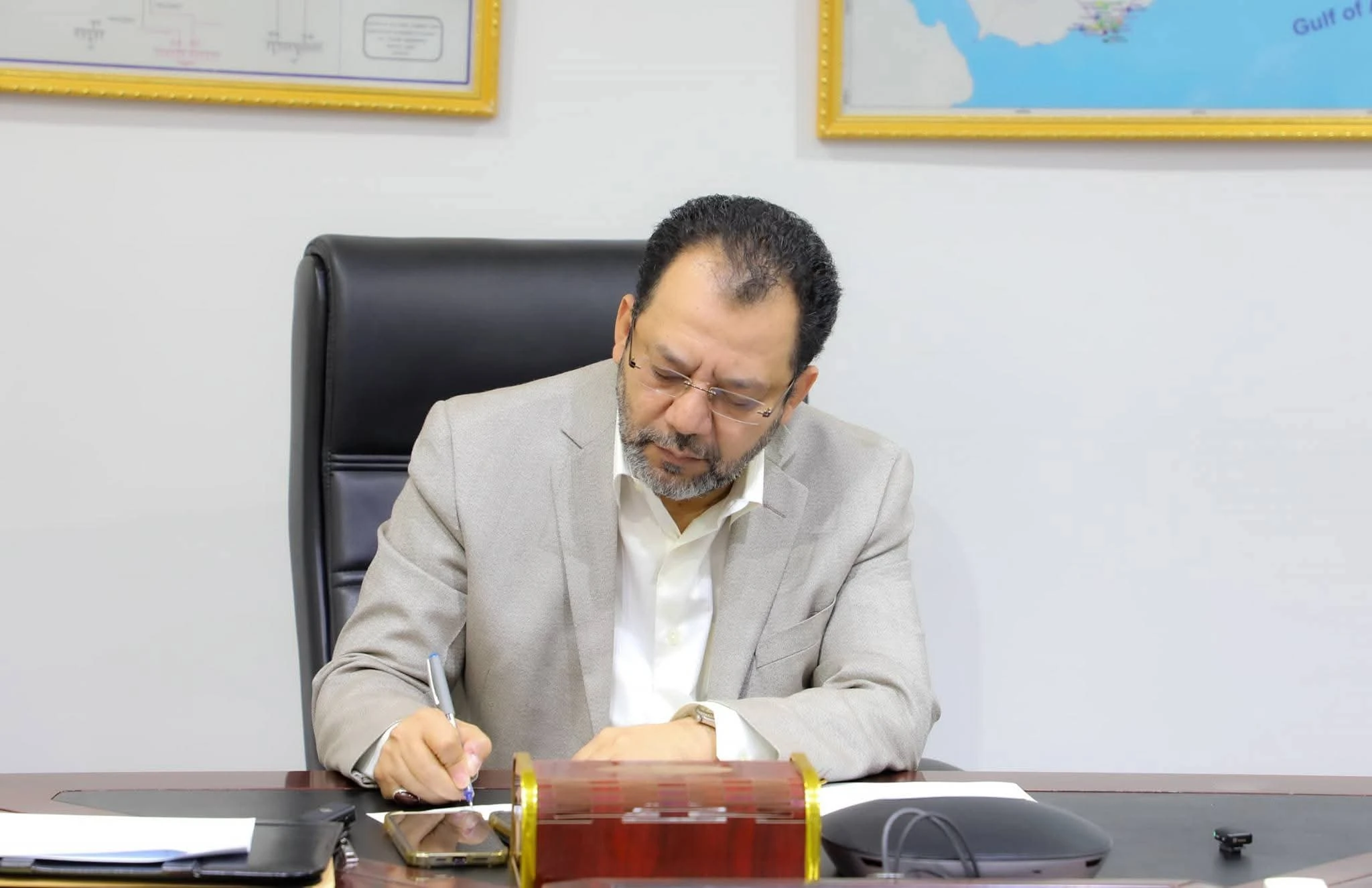 وزير الكهرباء يشدد على الشفافية ويستعرض التحديات القائمة في القطاع