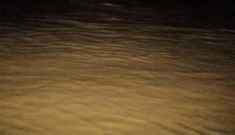 سيول وادي أحور تعزل الطريق بين حضرموت وعدن وتحذيرات عاجلة للسائقين