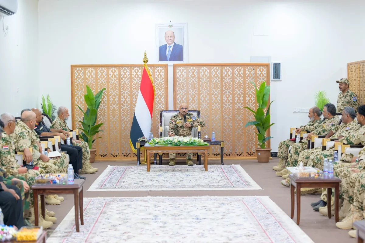 الفريق طارق صالح يعقد اجتماعًا توجيهيًا لقادة محوري الحديدة والبرح لبحث الجاهزية الميدانية