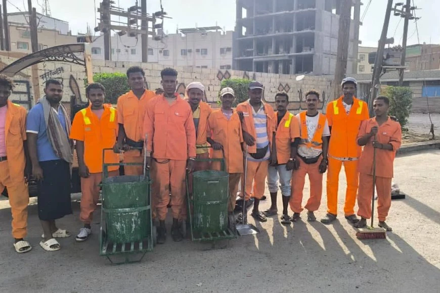 في ليلة وضحاها..عمال نظافةعدن يرفعون ( ٢٠٠٠)طن من القمامة والمخلفات 