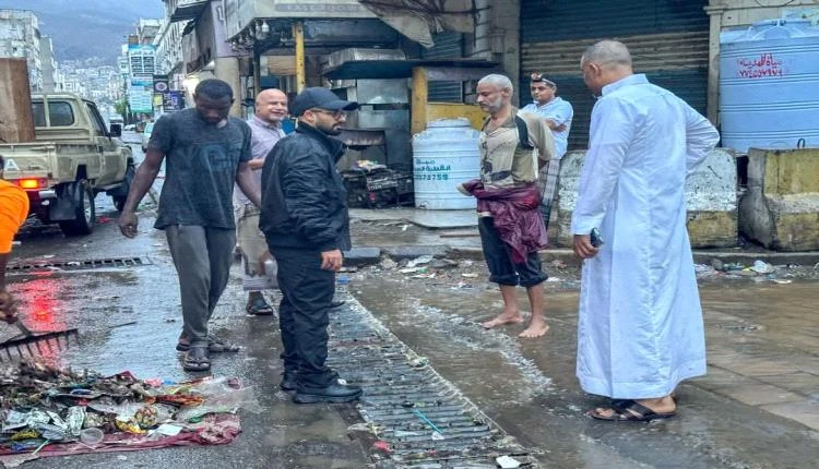 وكيل عدن ومدير صيرة يتفقدان مواقع تصريف مياه الأمطار ويؤكدان رفع الجاهزية