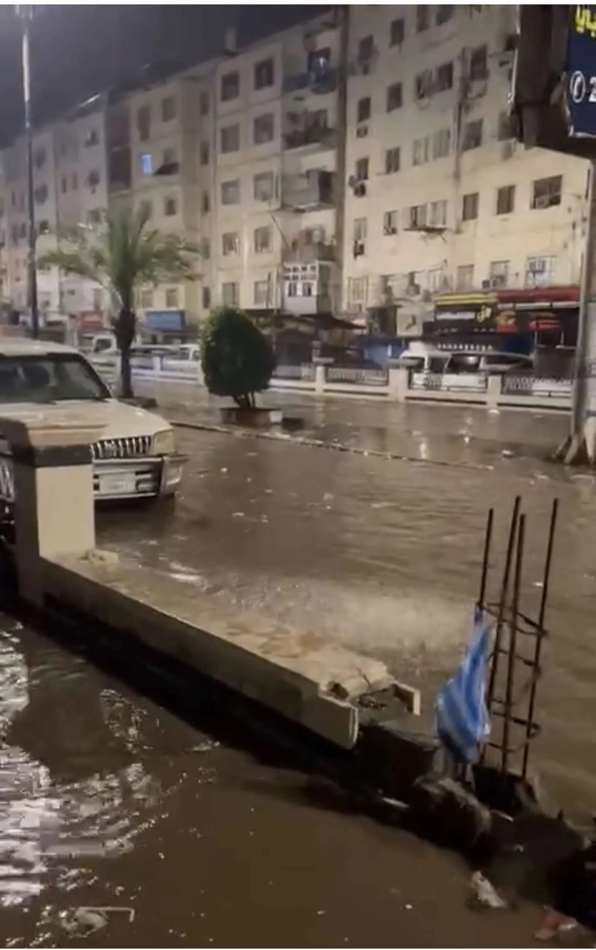 عاجل: أمطار متوسطة تهطل على البريقة والمنصورة بعدن