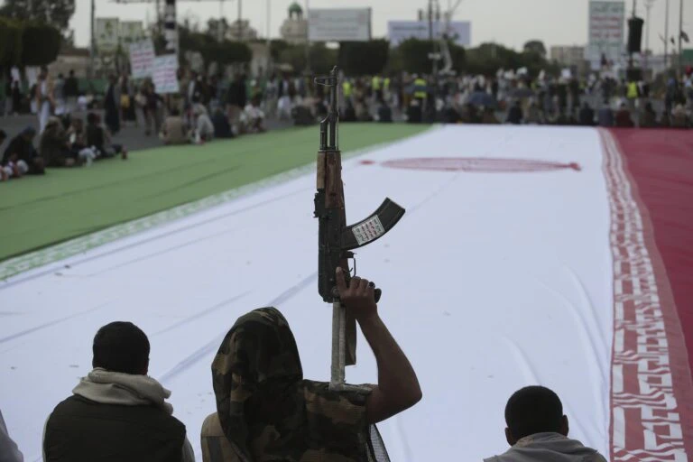 أسوشيتد برس: لماذا يمتنع الحوثيون عن التدخل في حرب إيران حتى الآن؟